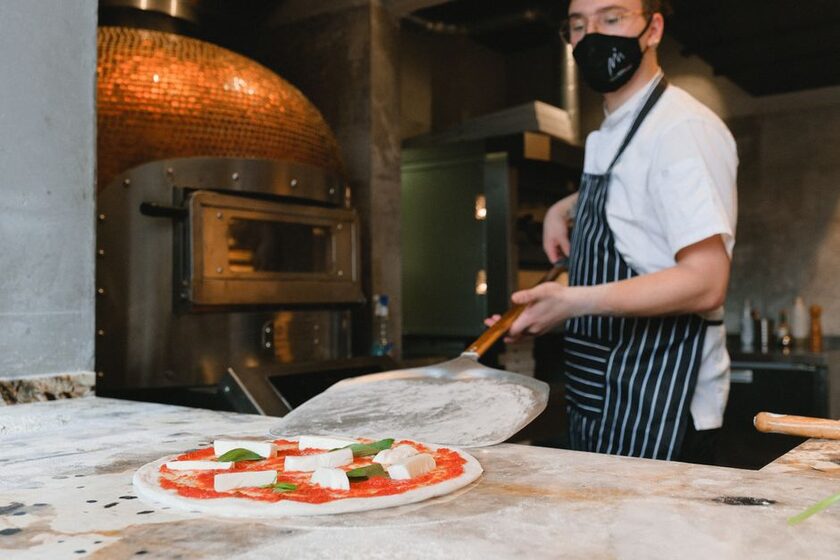 Pelle à pizza perforée 35 cm en aluminium anodisé AMZBBQ